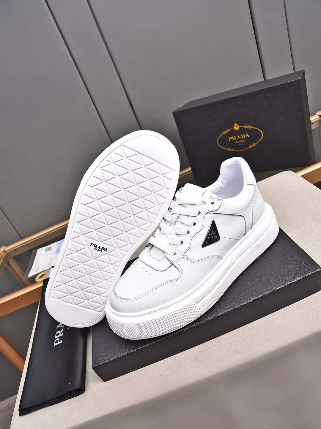 Men's shoes 💰500 Prada/Prada Men's new casual shoes, this upper is made of imported calfskin. The outside is decorated with the P family's classic metal triangle enamel logo, with cowhide lining and cowhide for the foot pads. The outsole is made of non-slip sports exclusive rubber outsole with logo, which feels good on the feet. It is a fashionable and fashionable item!  Size: 38-44 (45 customized)